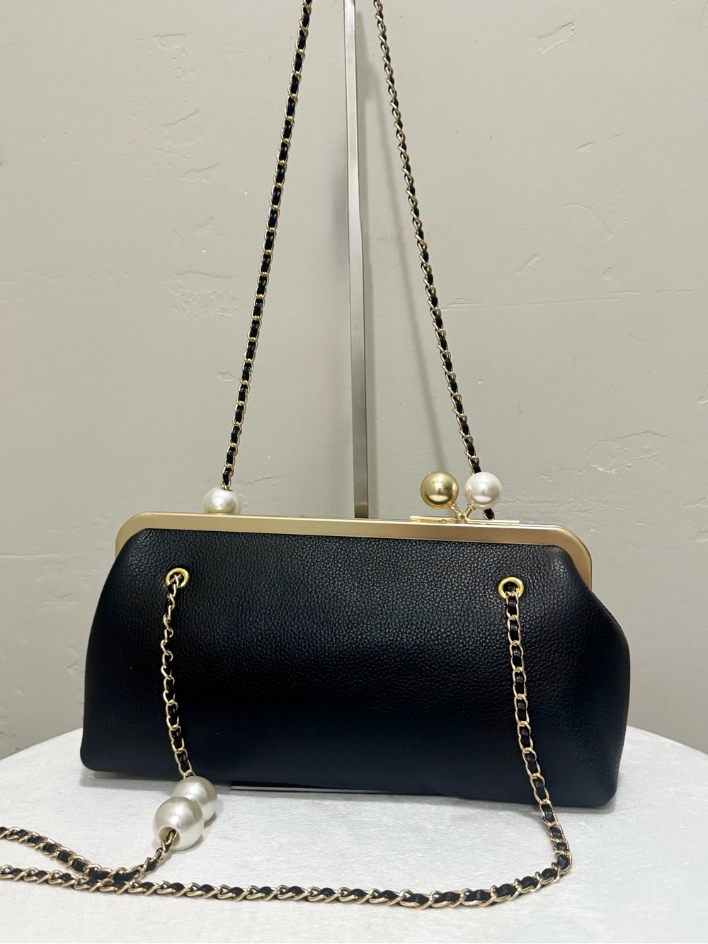 Handmade Unique “Pearl” Kisslock Frame with Black Togo Cowhide Shoulder Bag